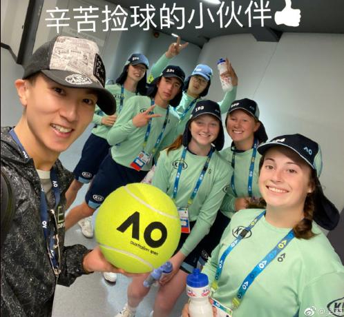 吴尊现身香港机场,吴尊口罩标配