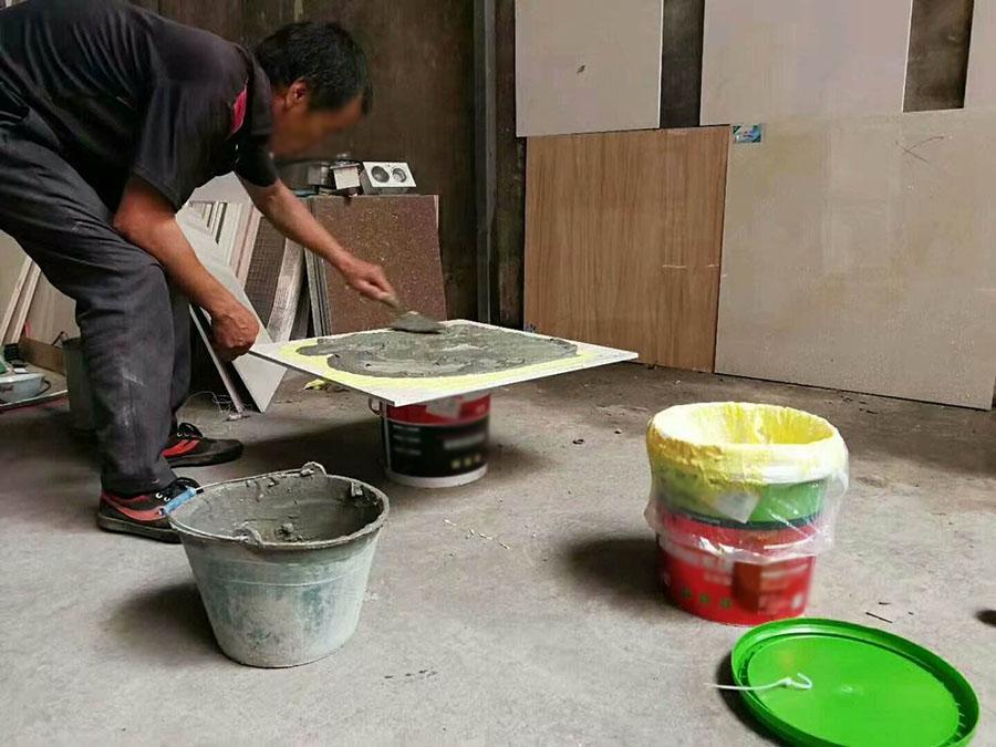 铺地暖的地砖非要刷瓷砖背胶吗,师傅说地砖刷背胶