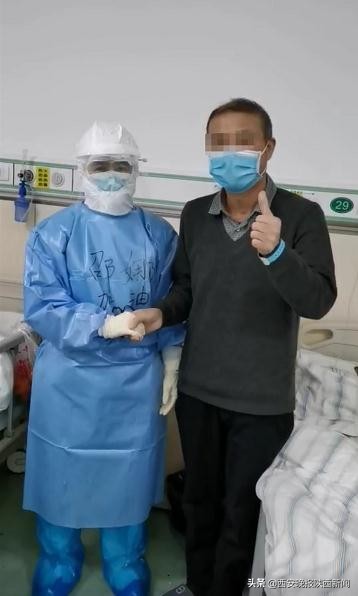 西安交大二附院邵娜：多想给那位跪倒在楼道的大姐一个拥抱