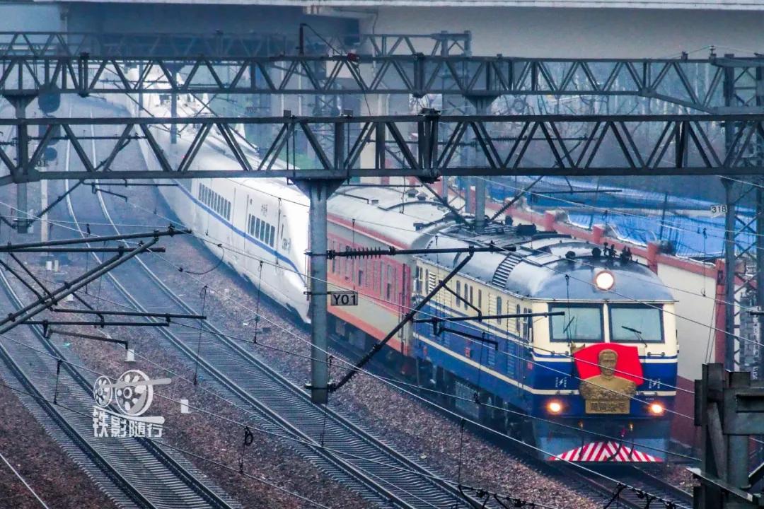 铁影车,东风11型内燃机车照片