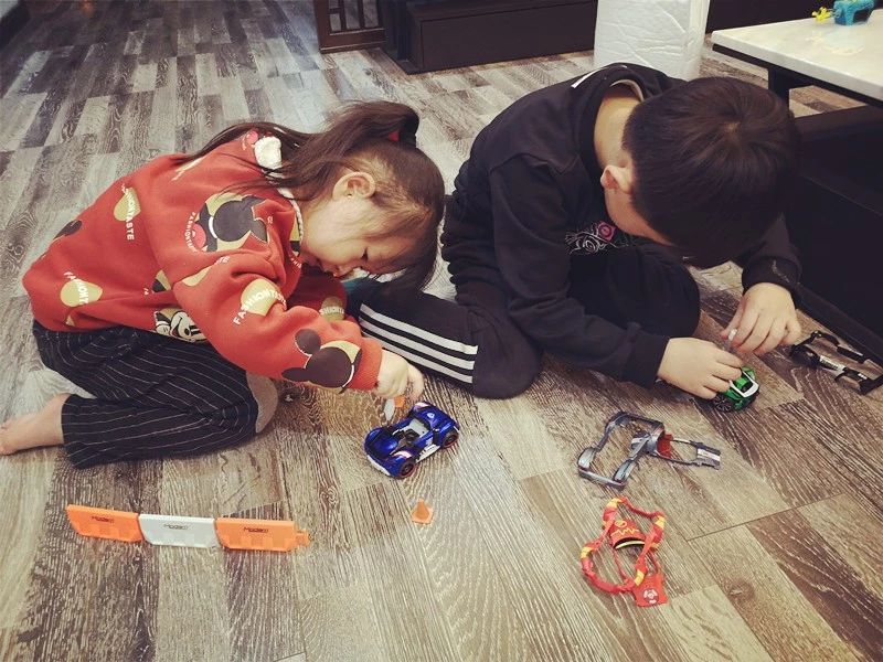 小孩喜欢勾腿是为什么,幼儿罗圈腿会自己好吗