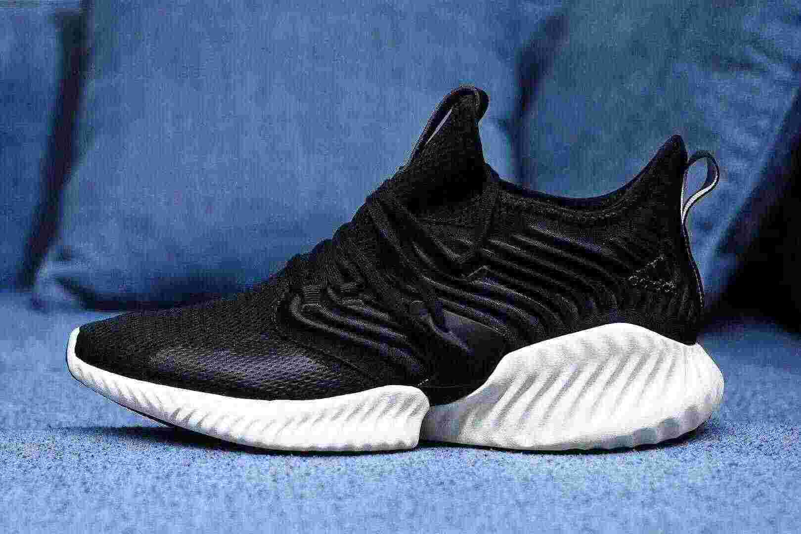 国际潮鞋跌倒，时尚博主以穿假鞋为荣，畸形风气危害有多大？