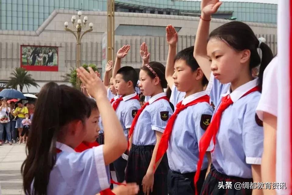 四川南充：高坪七小举行新生入队仪式暨大美南充主题长卷绘画活动