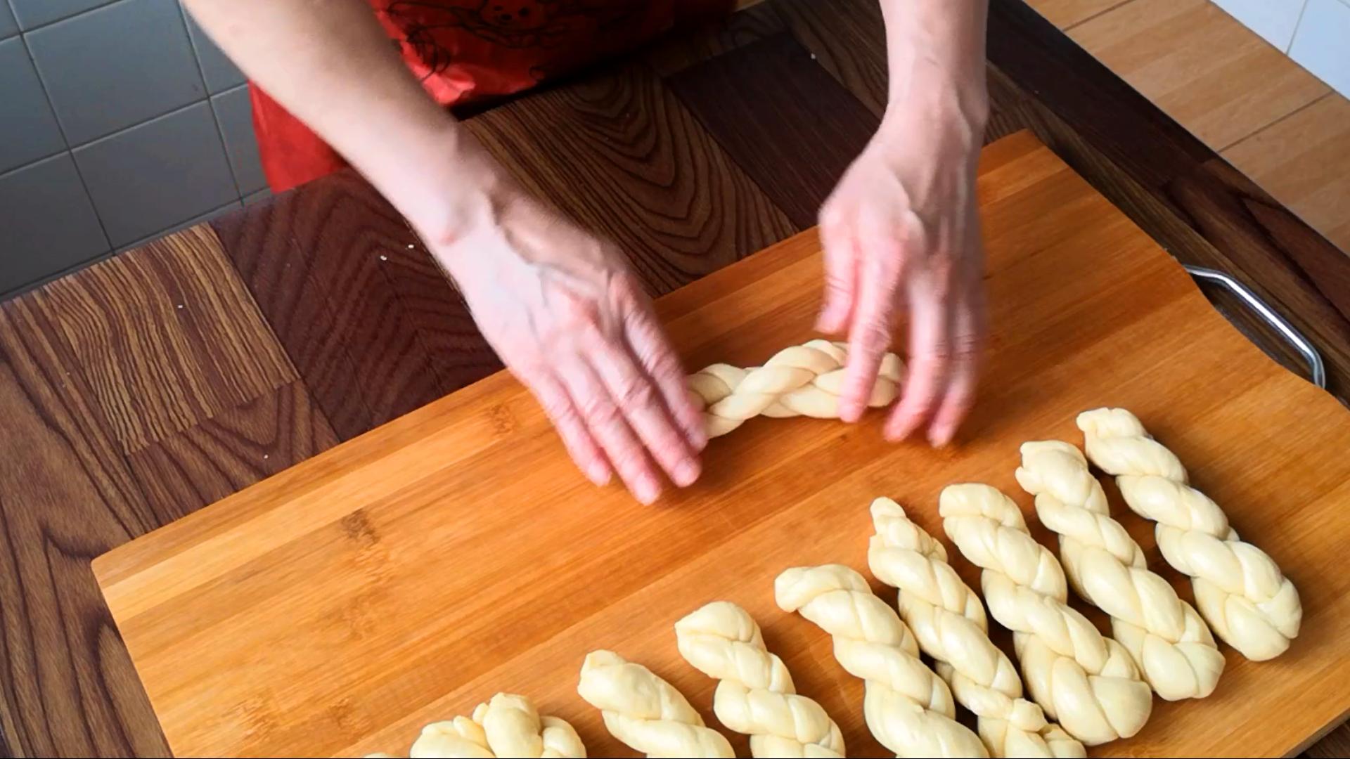 奶香蜂蜜麻花的家常做法,蜂蜜麻酱饼的家常做法