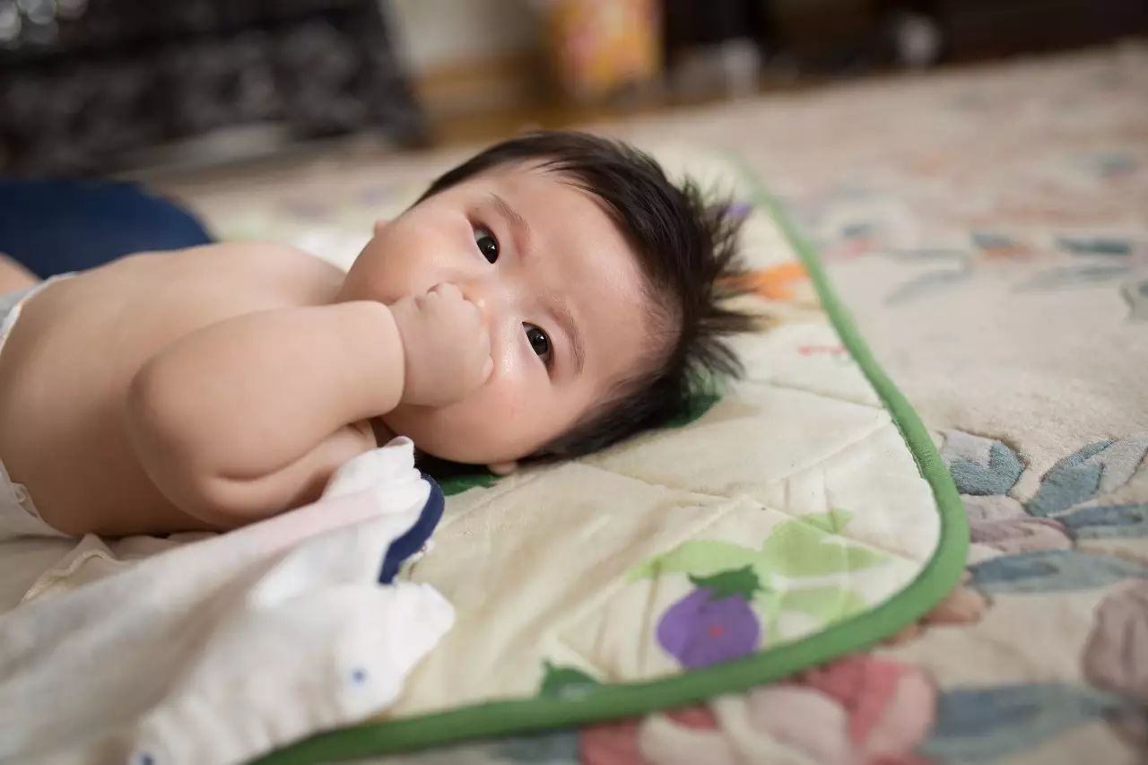 7个月宝宝摔下床没哭,七个月的宝宝掉下床摔到头