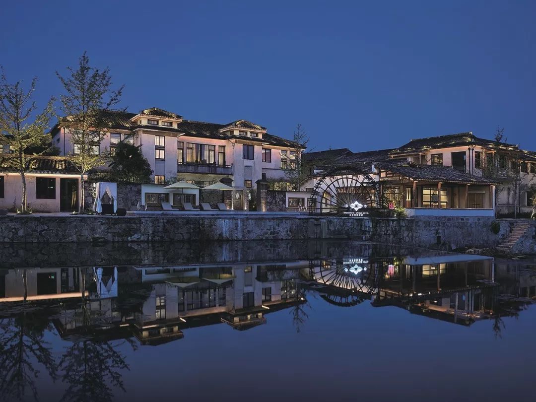 秋日河畔画中小镇，隐于茶园流水，山水间三店新开旅居吃茶慢生活