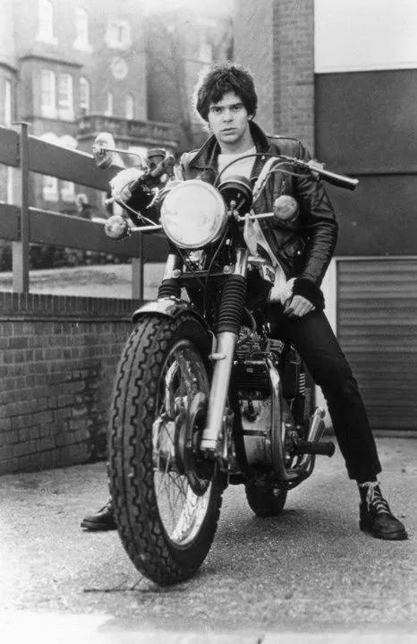 从小混混到帝国君王,从小混混到西服暴徒