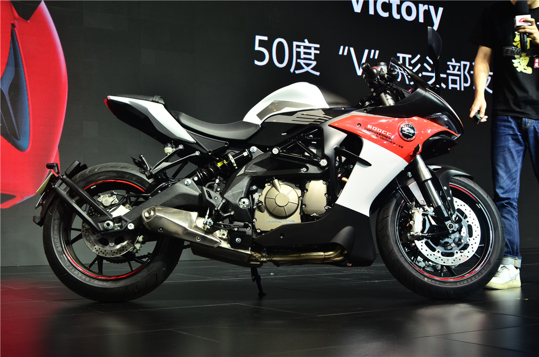 赛600与川崎400的对比,黄龙600和川崎400哪个值得入手