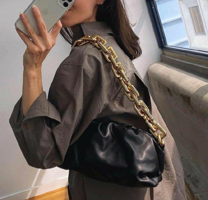 这4款包包背出去一定会被夸好看,这五款秋冬包包潮的让人心动