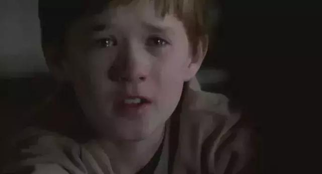 孩子腿夹小被子,孩子老踢被子有妙招吗