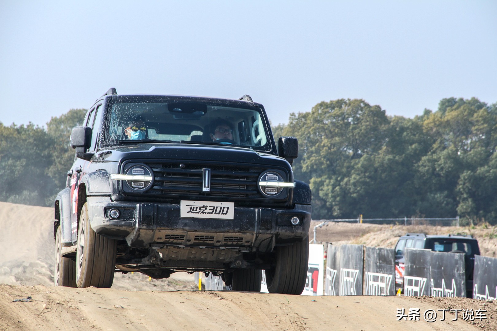 伤害高、*辱侮**性也极强，试驾WEY坦克300