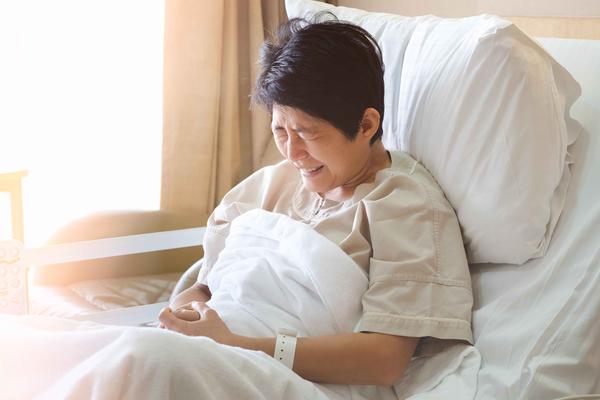 肝癌晚期，患者可能会持续性发热，或上消化道大出血