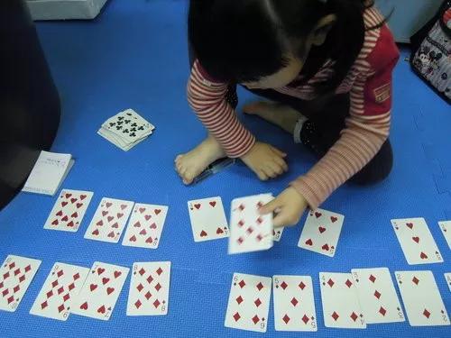 适合小孩玩的扑克玩法11-12岁,怎么玩扑克牌提高计算能力