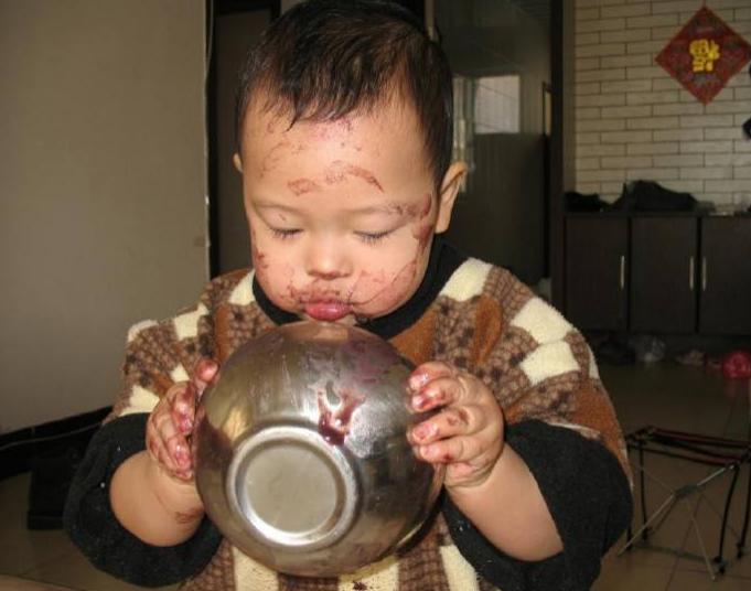 嫌孩子吃饭脏，宝妈夺过勺子亲自喂，自以为是的爱其实是害了孩子