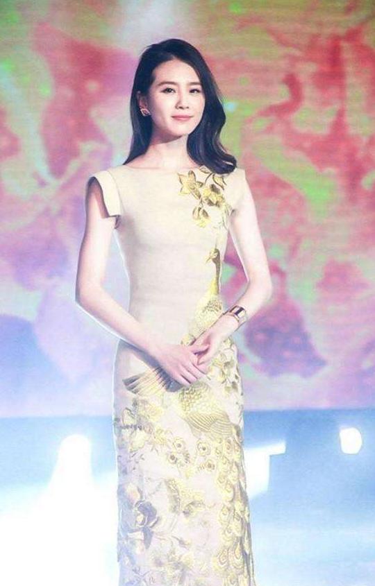 刘诗诗和妈妈仪态到底有多绝,刘诗诗旗袍造型惊艳全场