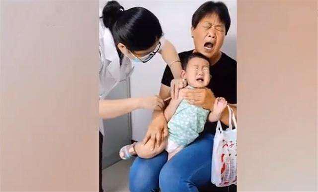 奶奶带孙子去打针哭了,奶奶带娃打针哭了