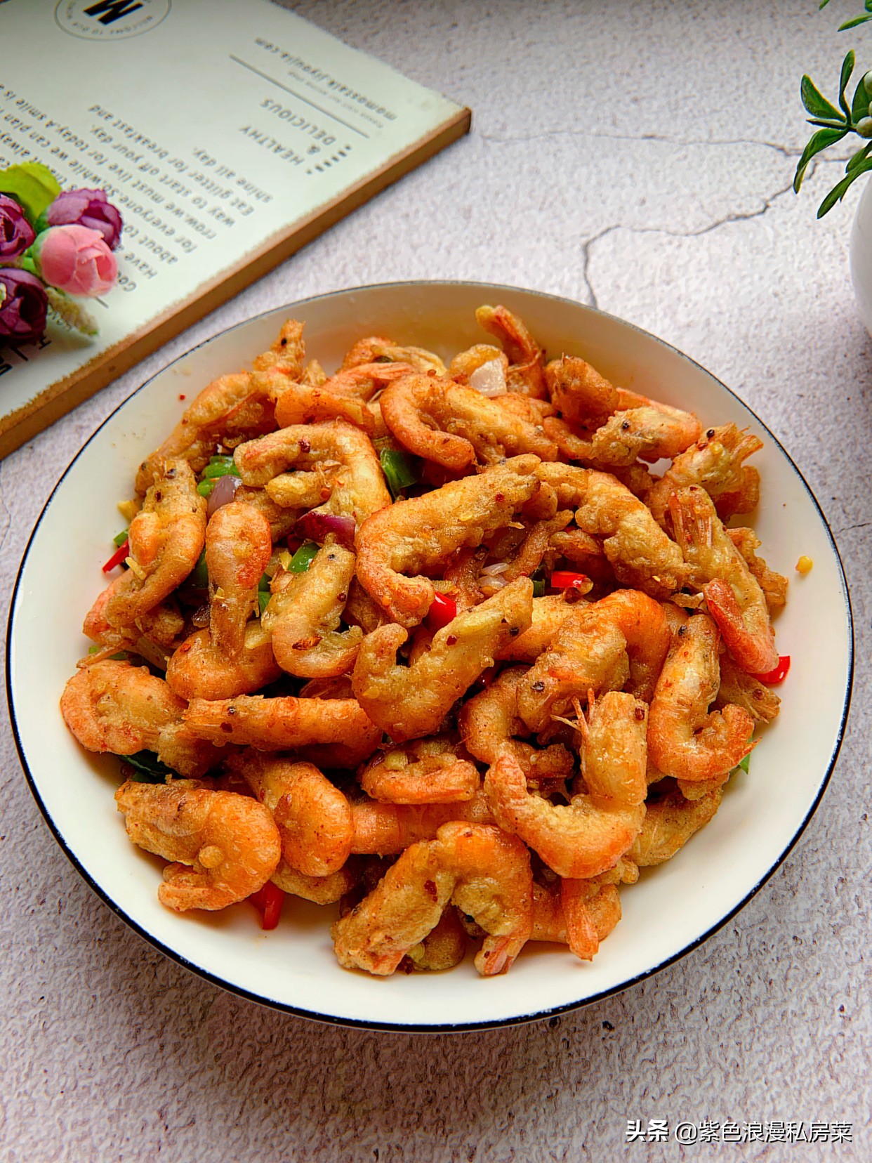 干炸小河虾金黄酥脆好吃又补钙,吃小河虾补钙是连皮一起吃吗