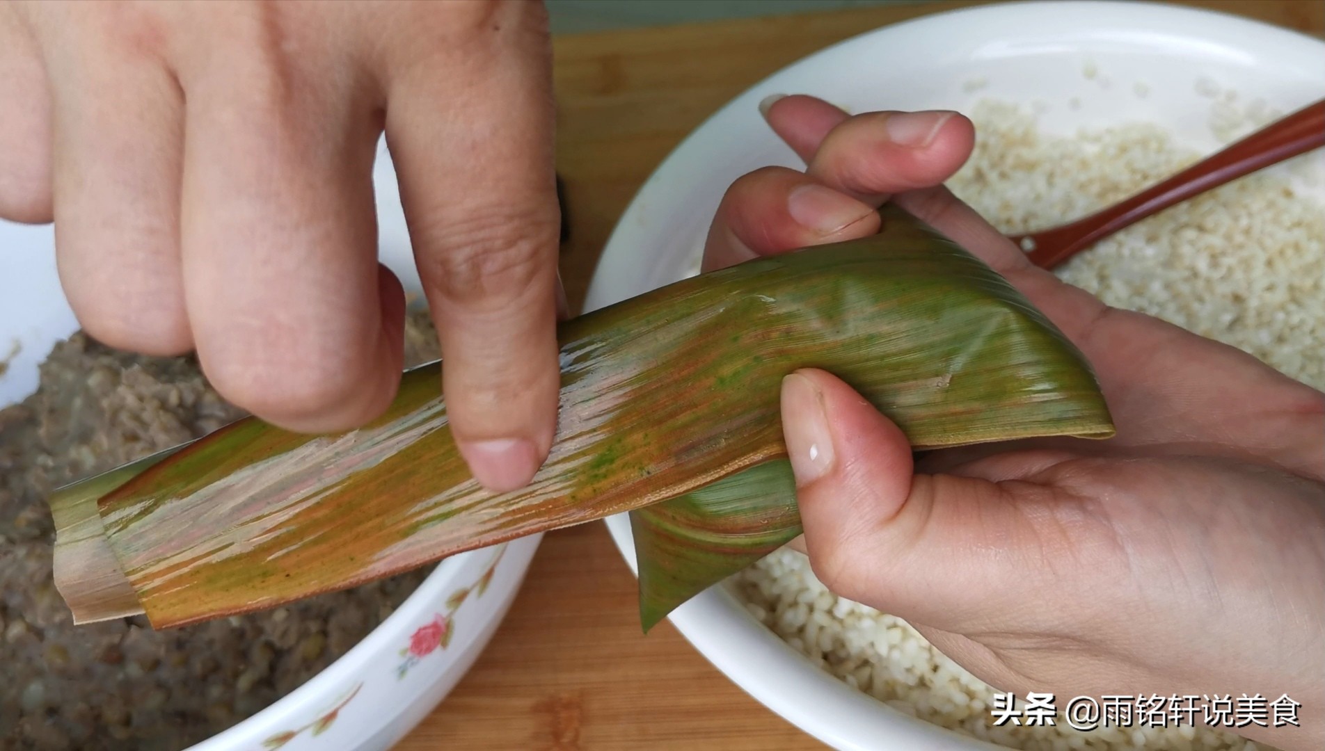 手把手教你包肉粽子，还不会的都看看，学会包给家人吃，咸香软糯