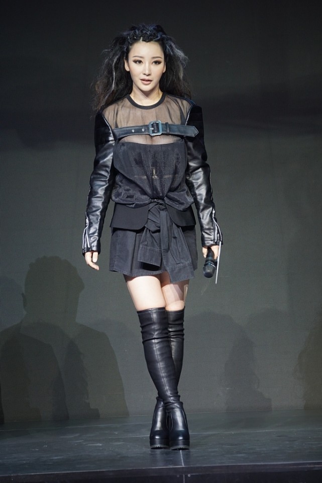 柳岩造型低调保暖走机场,柳岩中长发造型