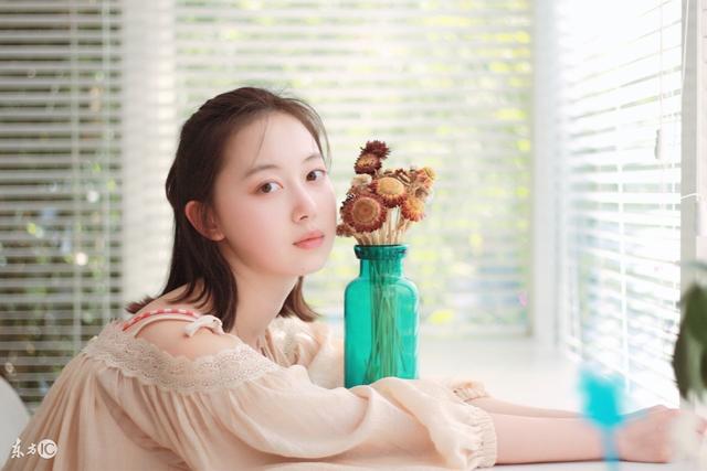 小说里霸总接吻,小说霸总吃醋怒吻女友