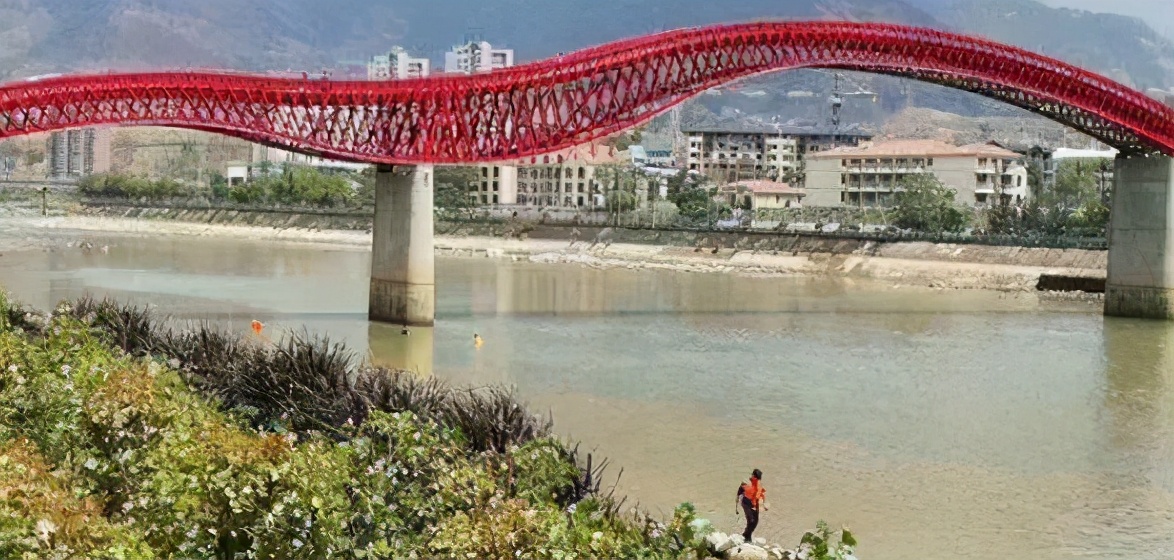 年轻女子跳楼身亡直指因婆媳矛盾,29岁的女人带着俩孩子跳楼事件