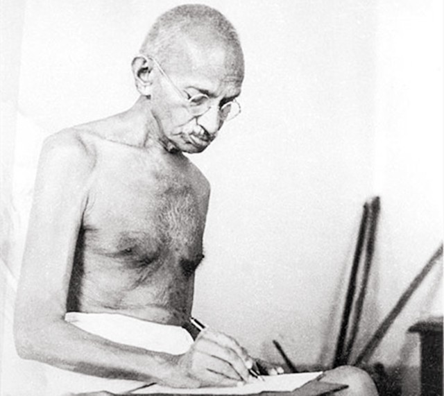 甘地妻子患病奄奄一息,请求丈夫买青霉素,却遭其生气大喊:不