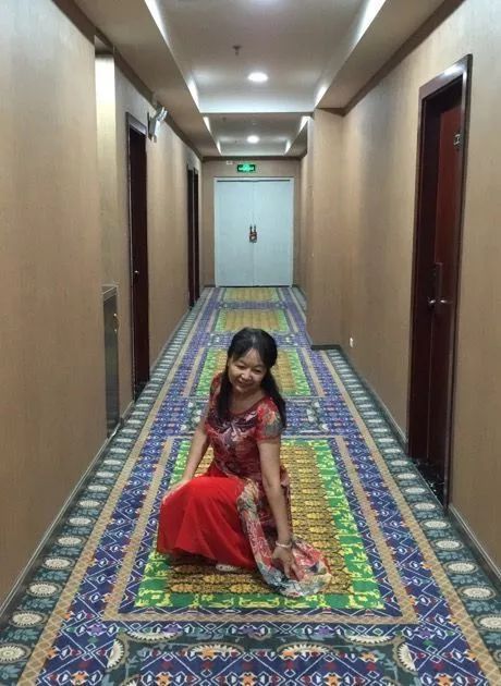 中国大妈旅游标配动作合集,中国大妈旅游拍摄姿势