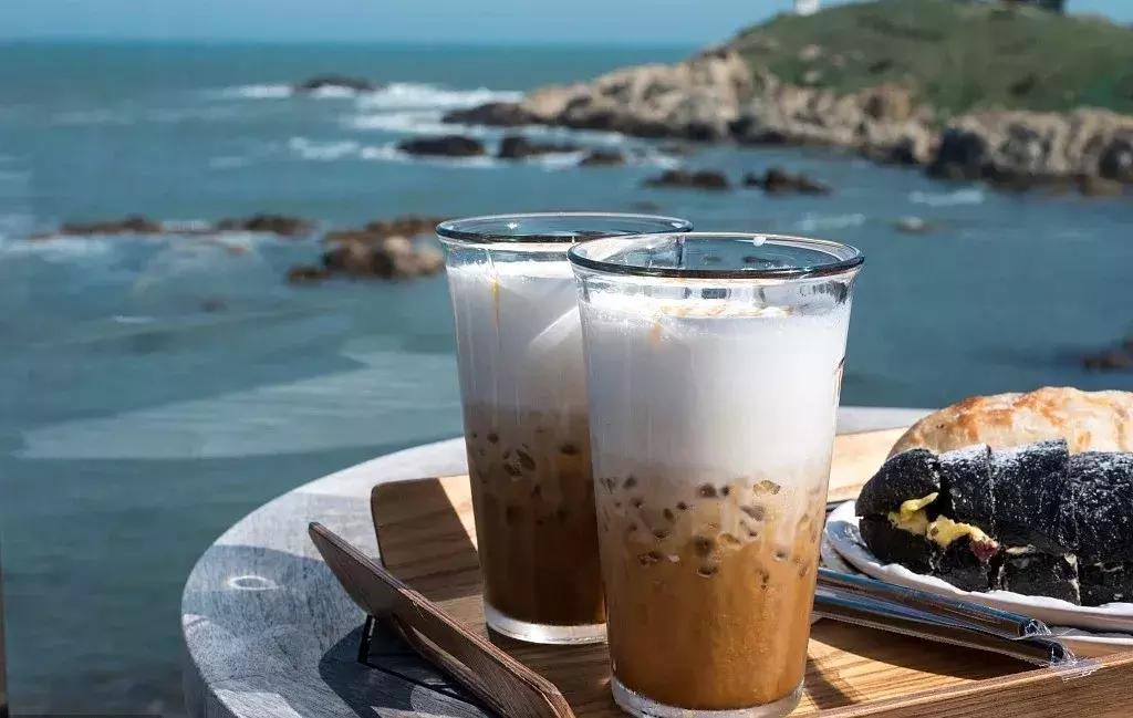 咖啡杯的颜色会影响味道吗,杯子会影响茶的口感吗