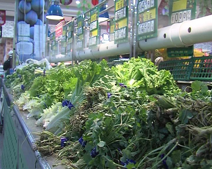 记者暗访居民小区疫情防控工作,采访路人对防疫的看法