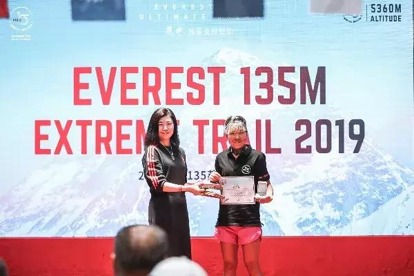 历经几十年登上珠穆朗玛峰的人,一群普通人攀登珠峰的故事