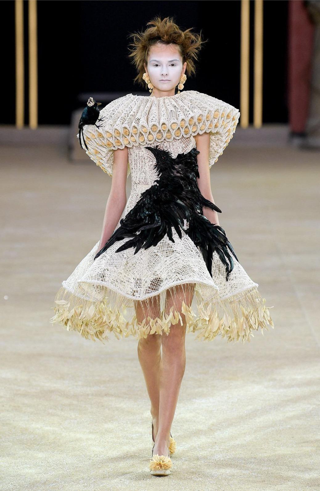 鬼脸连体服做开场,满身绣死亡象征乌鸦,惊悚秀场还是奇葩秀场?