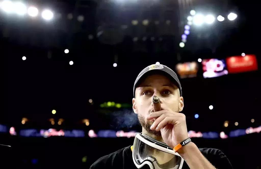 乖宝宝库里为何在夺冠后抽烟？原来，胜利雪茄的故事可大有来头