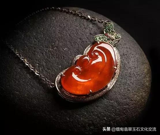 奇葩土豪竟把翡翠丢进火炉烧,烧出后色彩却十分鲜艳漂亮