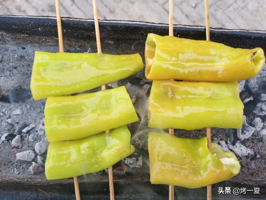 烤青椒怎么做入味,家庭版烤韭菜烤青椒需要腌制吗