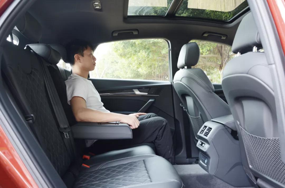 奥迪q5轿跑和奔驰glc,奥迪q5轿跑2022落地