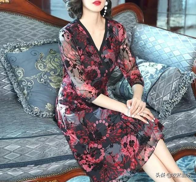 今年最流行碎花裙中长款,比较老气的碎花裙怎么穿出时尚感