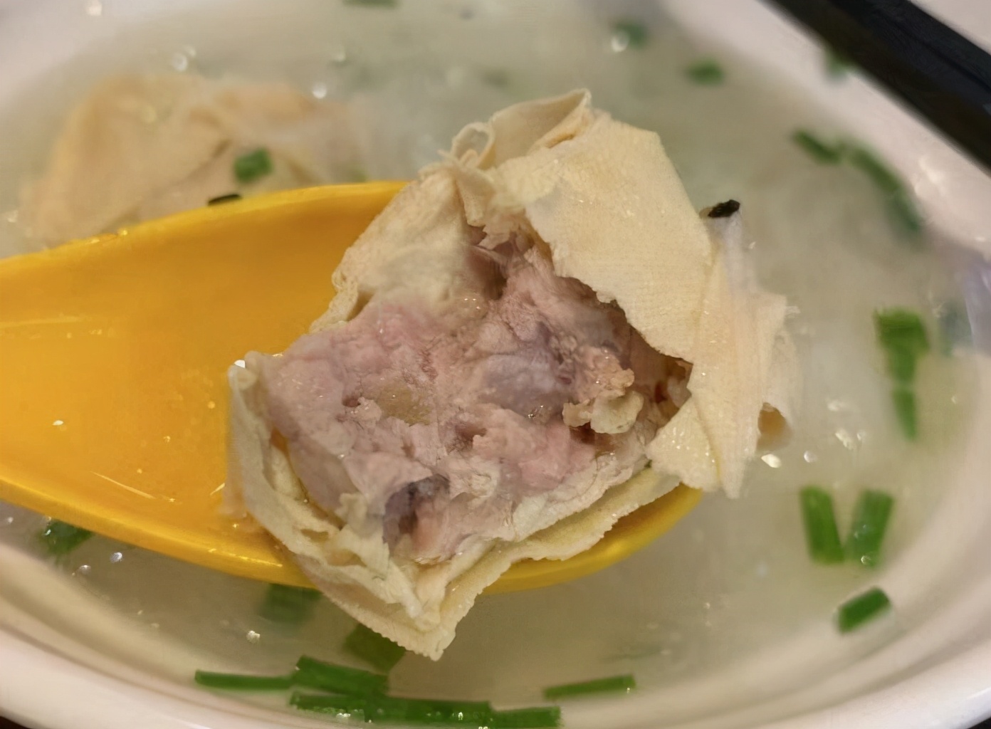 上海排名第一的生煎店，开了89年，10个包子39元，游客慕名来吃