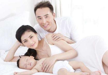 同房被孩子撞见，父母应该如何化解尴尬？这位爸爸的做法值得借鉴