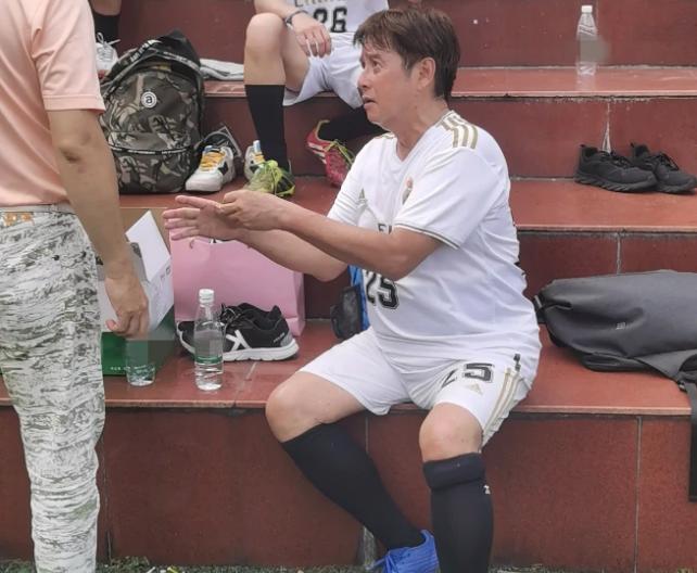 70岁谭咏麟踢球,七十几岁谭咏麟上球场