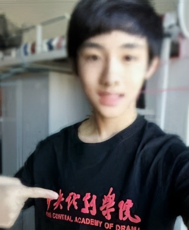 董思成中戏校服韩网,董思成中戏上课