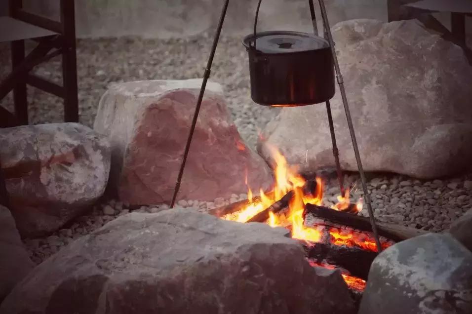 把泳池搬进沙漠,圈黄河做庭院,一个男人的西部世界,可以有多野