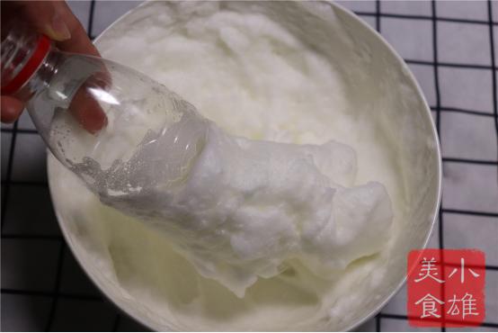 打发蛋清神器用矿泉水瓶制作的,用矿泉水瓶打发蛋清做蛋糕