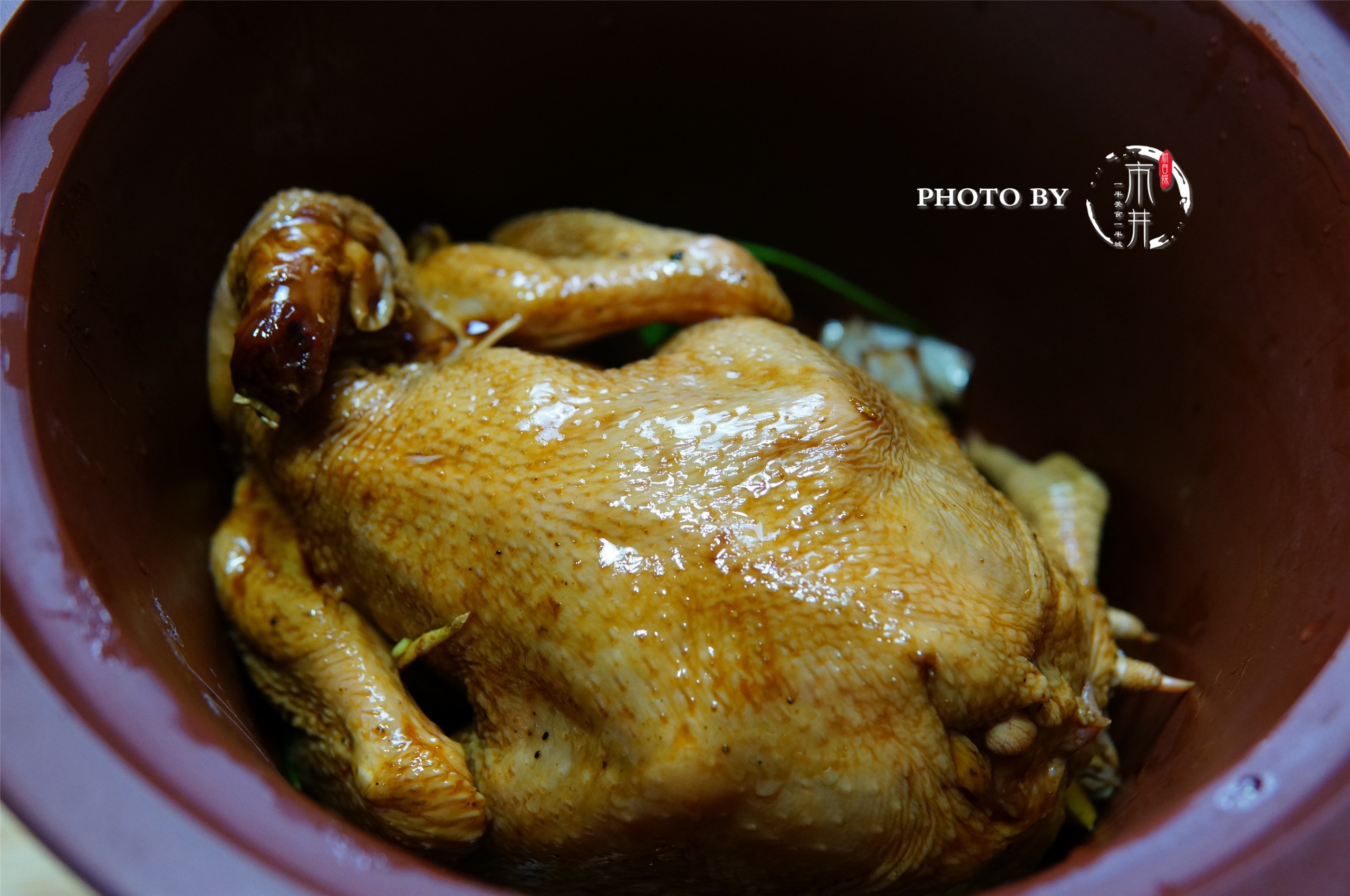 把鸡这样扔进电饭锅不加一滴水,整只鸡直接放电饭煲