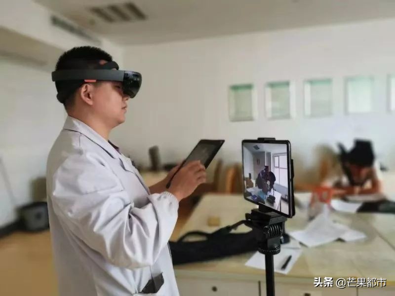 男子臀部长肿瘤,男子长巨瘤切除