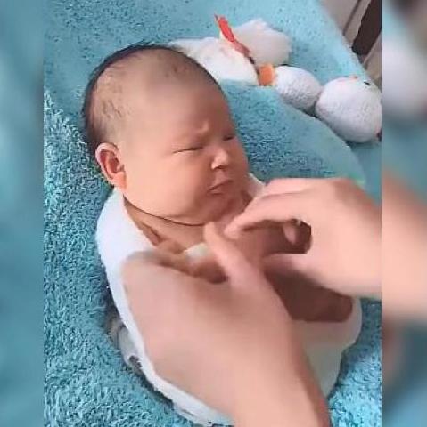 宝妈带宝宝拍满月视频,宝妈带宝宝拍照妈妈笑场