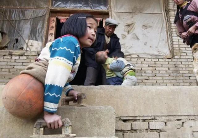 “篮球女孩”云南姑娘，4岁因车祸高位截肢，20年过去她怎么样了