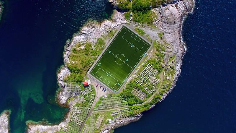 面积只有10平方公里的小岛,小岛上建足球场