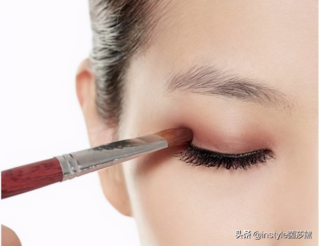 单眼皮画眼影新手教程,怎么样画眼影简单又好看