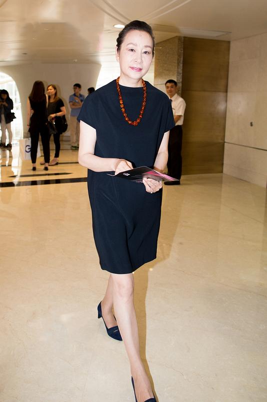 奚美娟真是奶奶辈清流，宽松裙配长串珠，佛系穿搭慈爱又优雅