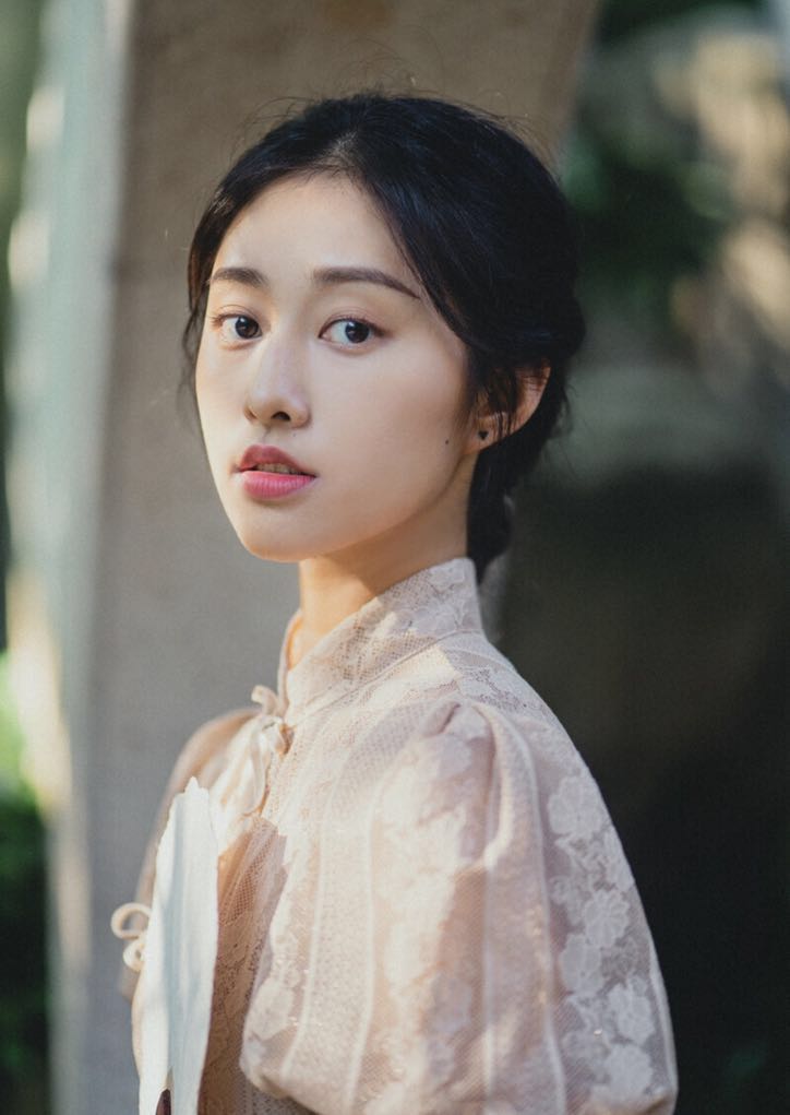 拍照姿势怎么摆拍出来好看,室内男生简约摆拍姿势